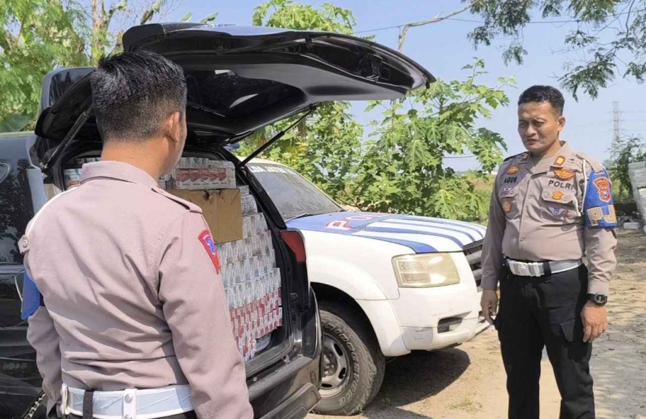 Polisi di Bangkalan Amankan Mobil Berisi Ratusan Slop Rokok Ilegal, Temukan Sabu