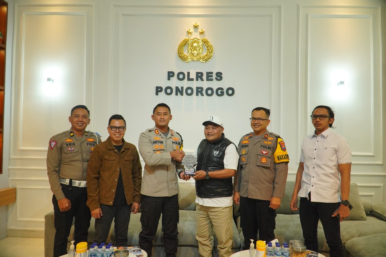Penyerahan penghargaan pada Kapolres Ponorogo. (Foto: