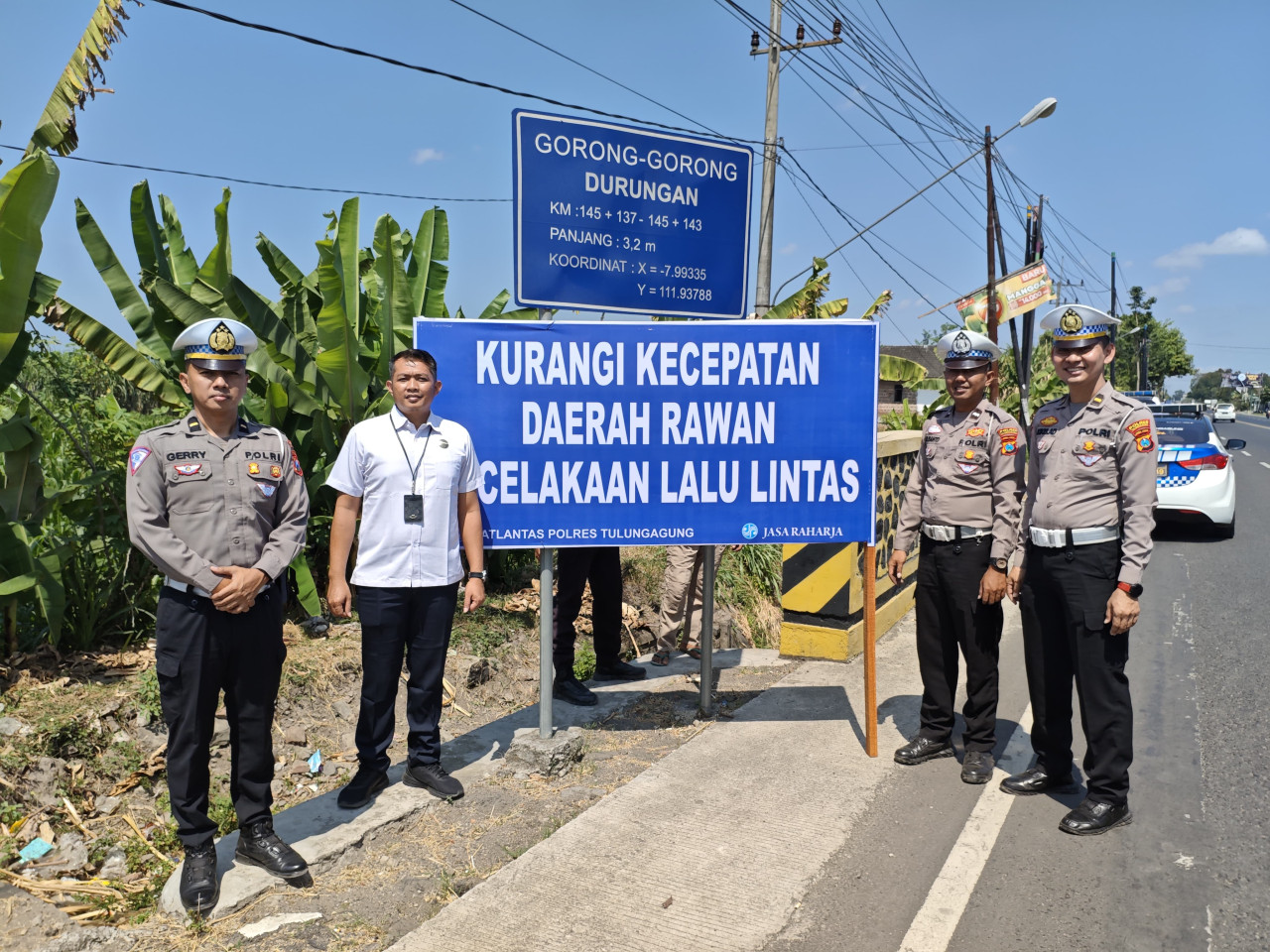 Satlantas Polres Tulungagung memasang papan imbauan. (Foto: Dok Polres Tulungagung for jatimnow.com)