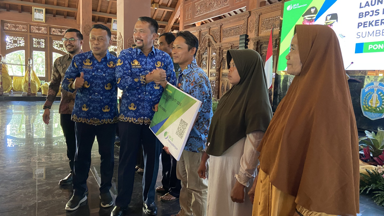 Penyerahan perlindungan BPJS pada pekerja rentan. (Foto: Ahmad Fauzani/jatimnow.com)