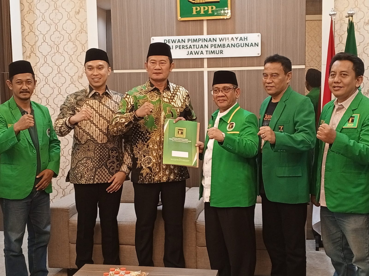 Pak Yes dan Dirham saat menerima surat tugas dari PPP Jatim. (Foto: Adyad Ammy Iffansah/jatimnow.com)