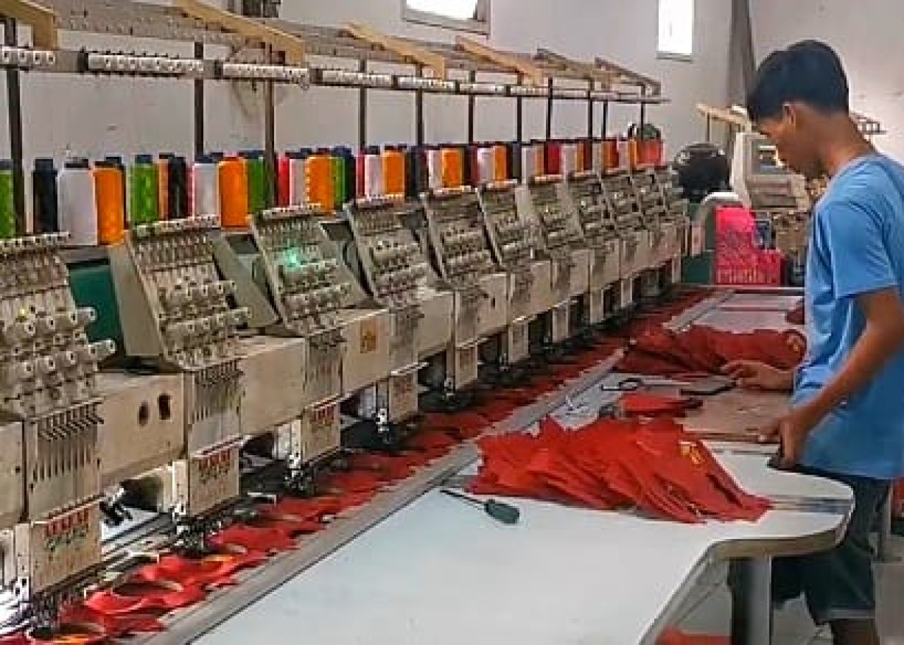 Proses produksi di kampung topi Desa Punggul Gedangan Sidoarjo. (Foto: Ahaddiini HM/jatimnow.com)