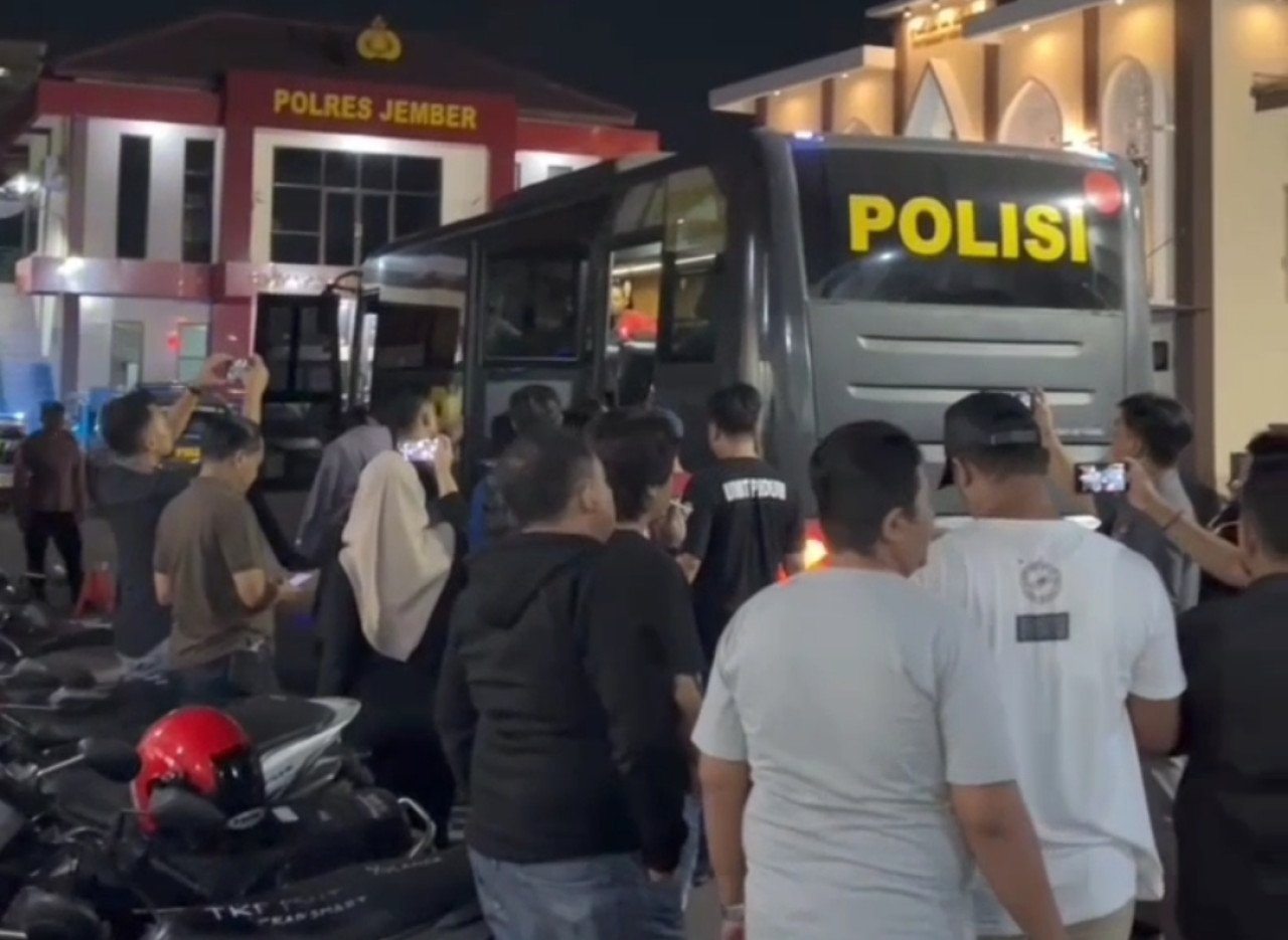 Puluhan pesilat pengeroyok polisi saat dilimpahkan ke Polda Jatim. (Foto: tangkapan layar video)
