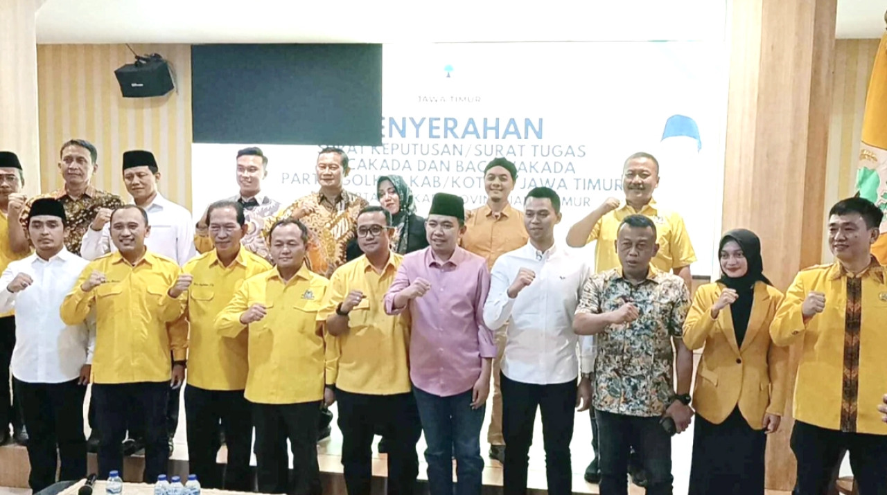 Sarmuji bersama sejumlah Bacakada yang diusung oleh Golkar di Jawa Timur. (Foto: Golkar/jatimnow.com)