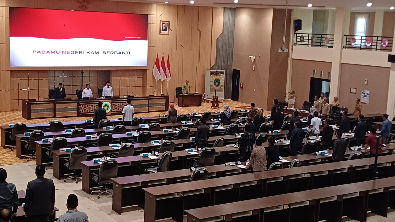 Rapat paripurna hari ke-3, jawaban atas pandangan umum 6 raperda inisiatif eksekutif dan legislatif. (Foto : Adyad Ammy Iffansah/jatimnow.com)