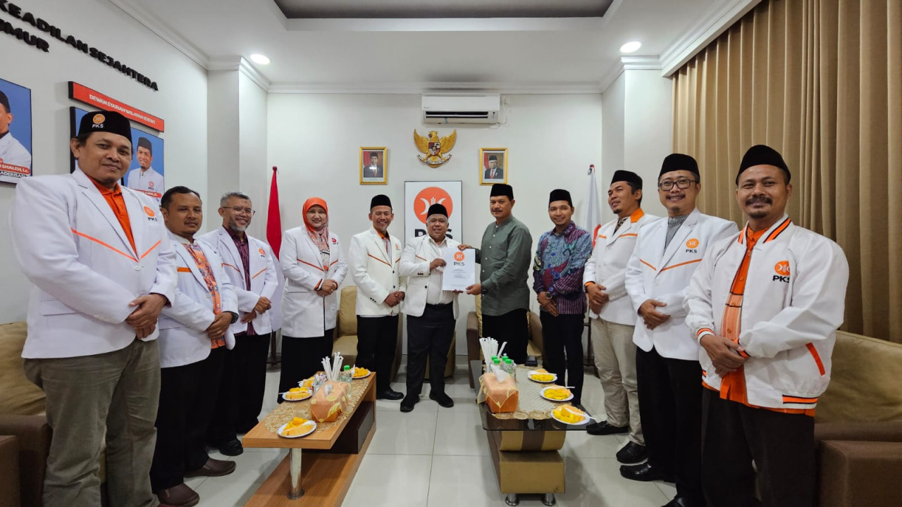 Ning Ita dan Ikfina saat mengambil surat rekom di PKS Jatim (foto: PKS Jatim for jatimnow.com)