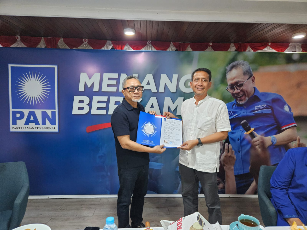 Setyo Wahono saat menerima surat rekomendasi dari Ketua Umum PAN Zulkifli Hasan di Jakarta (dok rizki for jatimnow.com)