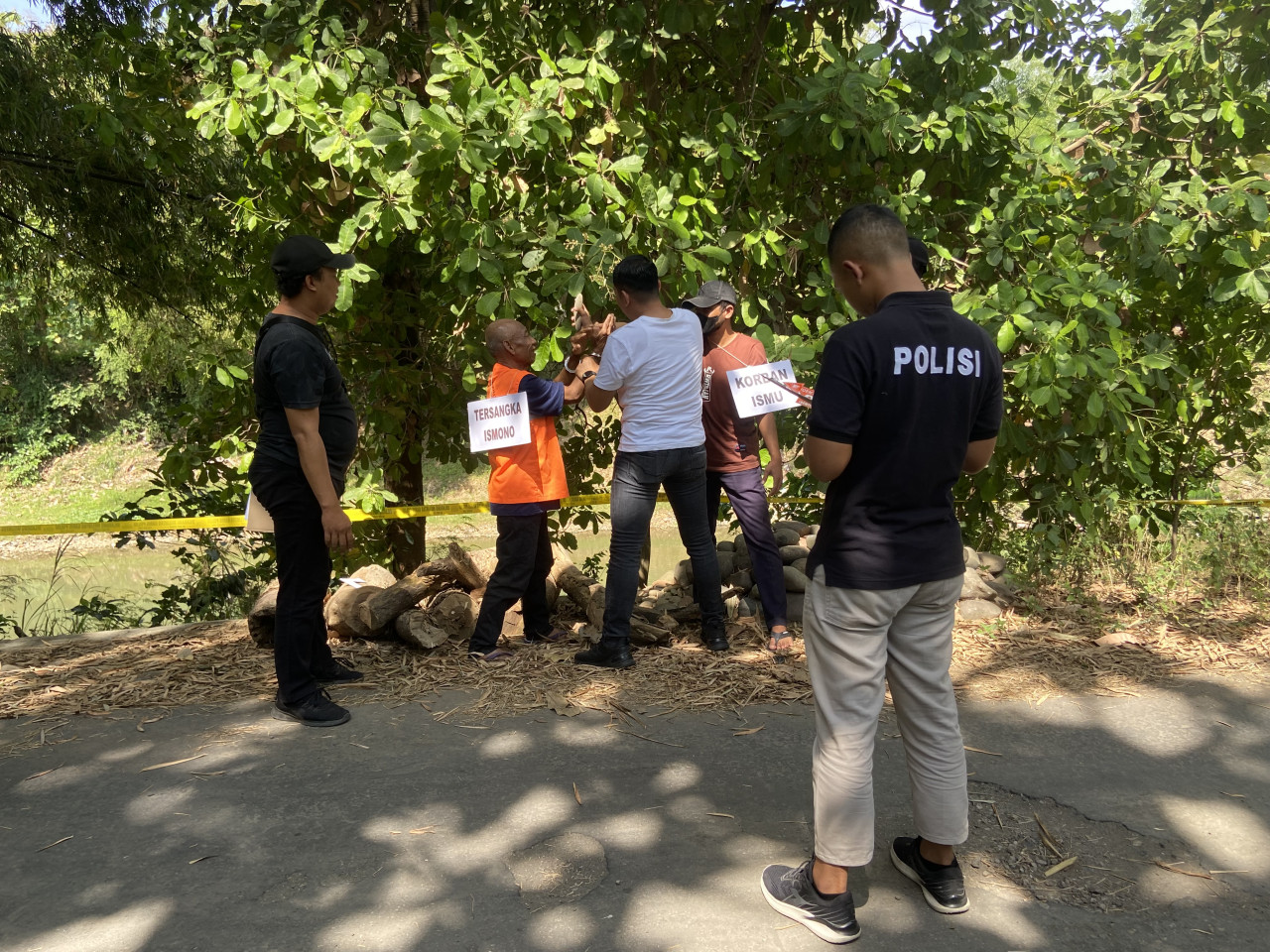 Rekonstruksi aksi pembunuhan adik bunuh kakak di Ponorogo. (Foto: Ahmad Fauzani/jatimnow.com)