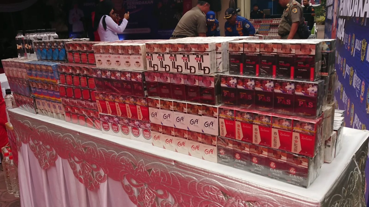 Forkopimda Tulungagung dan Bea Cukai saat memusnahkan ratusan ribu batang rokok ilegal. (Foto: Bramanta Pamungkas/jatimnow.com)