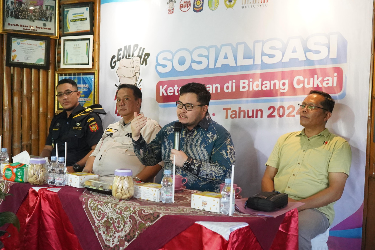 Mas Dhito dalam sosialisasi ketentuan di bidang cukai 2024 Desa Toyoresmi. (Foto: Pemkab Kediri/jatimnow.com)