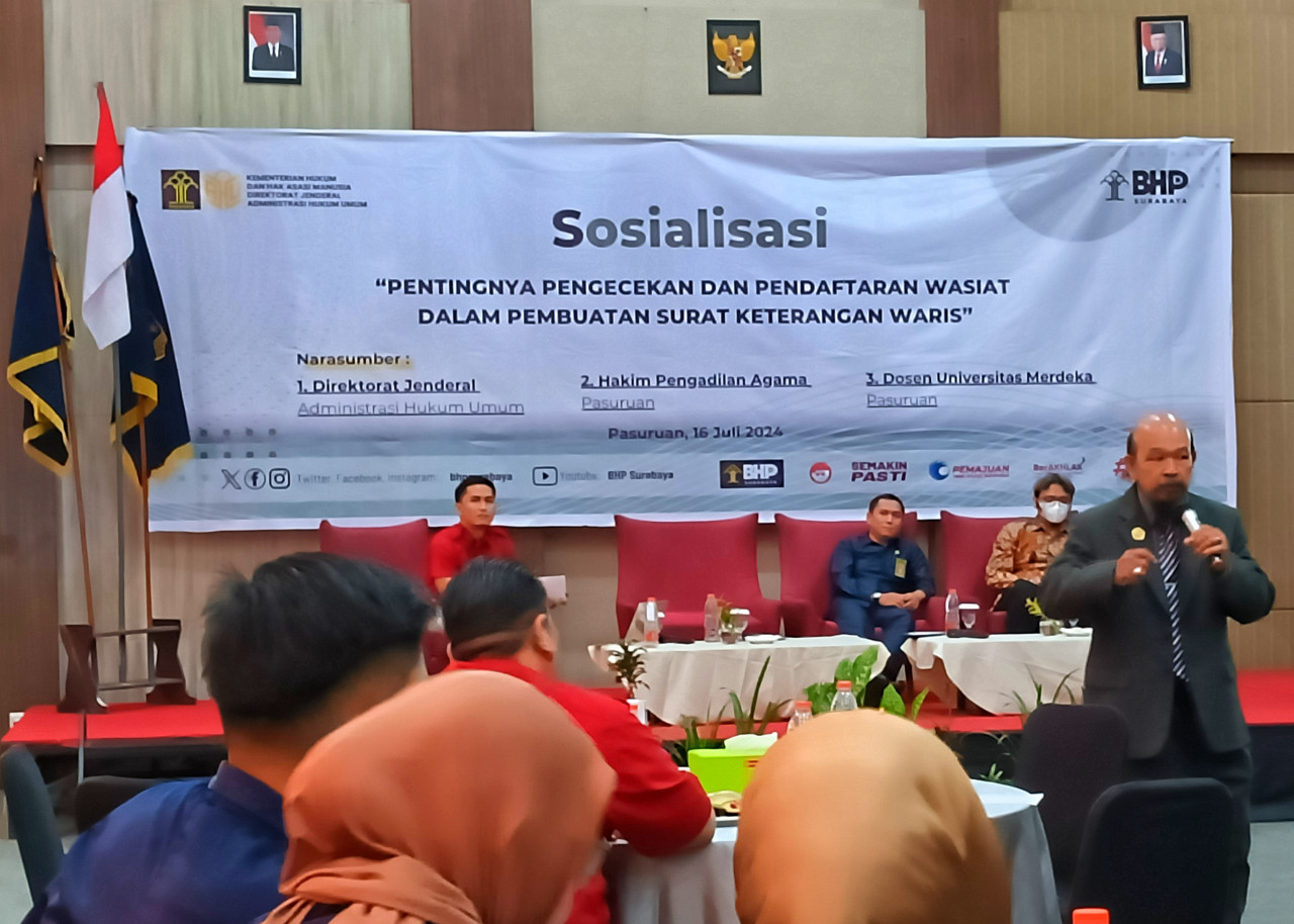 Dosen Universitas Merdeka Pasuruan Dr. Ronny Winarno, SH.M.Hum. saat memaparkan  terkait wasiat dalam hukum waris. (Foto: Ahaddiini HM/jatimnow.com).