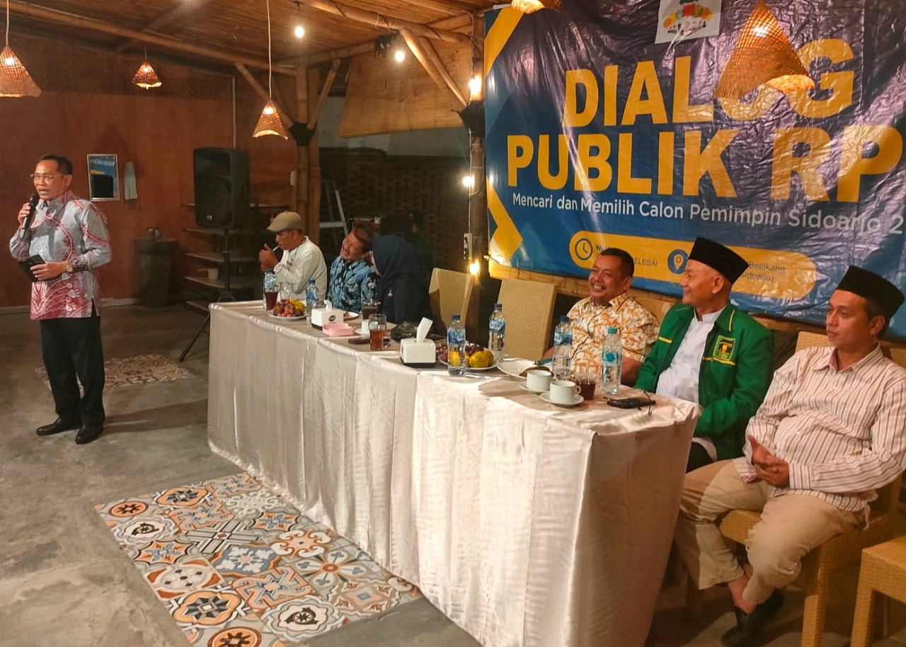 Suasana diskusi Ruang Publik Sidoarjo (RPS) di Kedai Bu Atiek. (Foto: Ahaddiini HM/jatimnow.com)