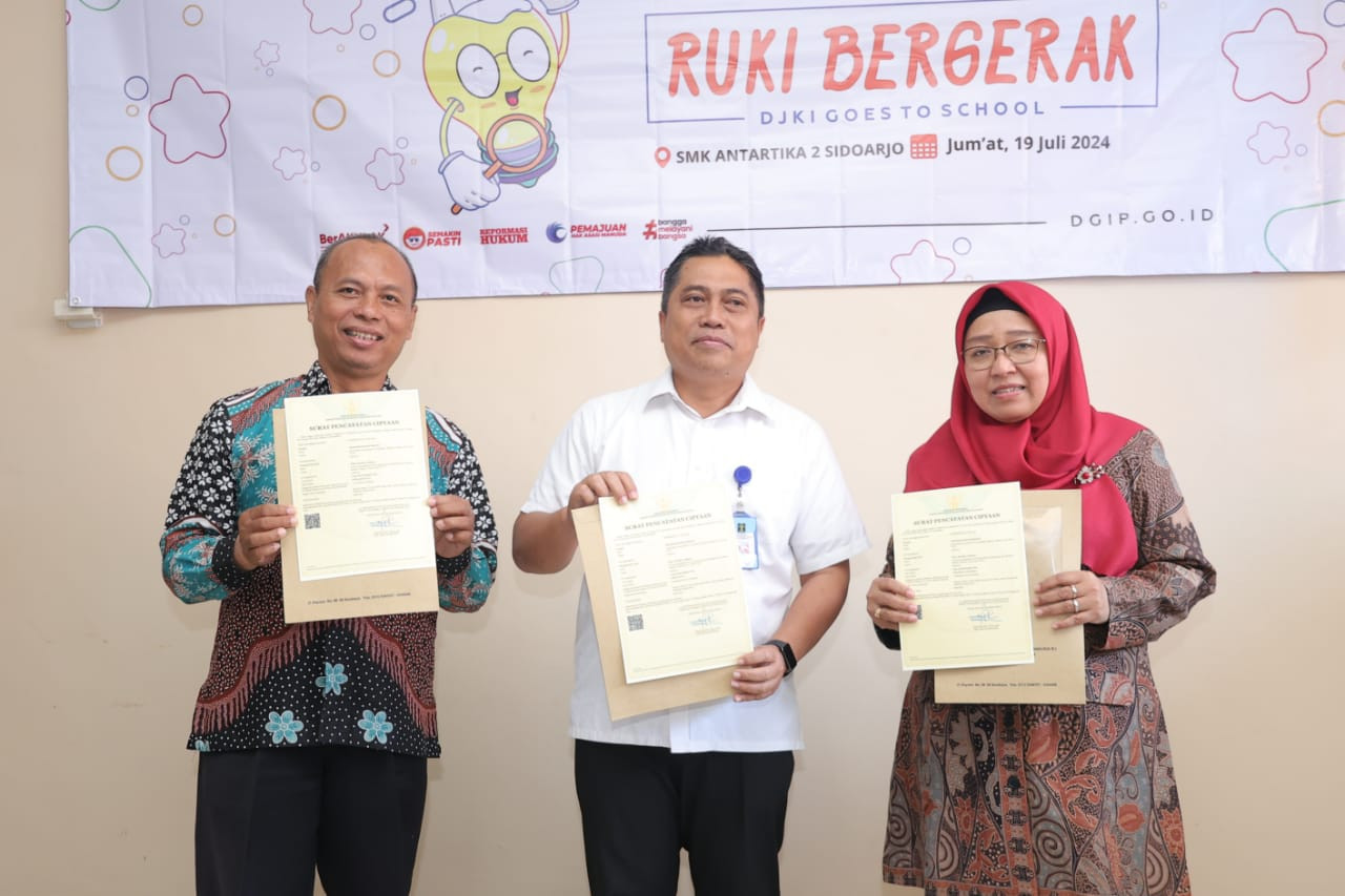 Penyerahan 3 Sertifikat Hak Cipta kepada SMK Antartika 2 untuk 3 lagu ciptaan siswa (Foto: Humas Kemenkumham Jatim/jatimnow.com)