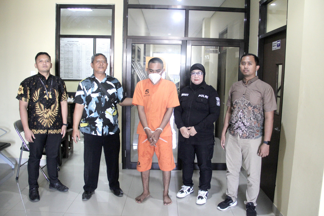 Pelaku yang didapati simpan sabu di lantai dapur rumah. (Foto: Fathor Rahman/jatimnow.com)