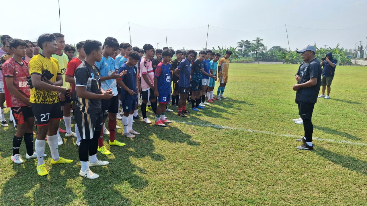 Puluhan peserta seleksi pemain muda lokal yang digelar Persela Lamongan. (Foto: Adyad Ammy Iffansah/jatimnow.com)