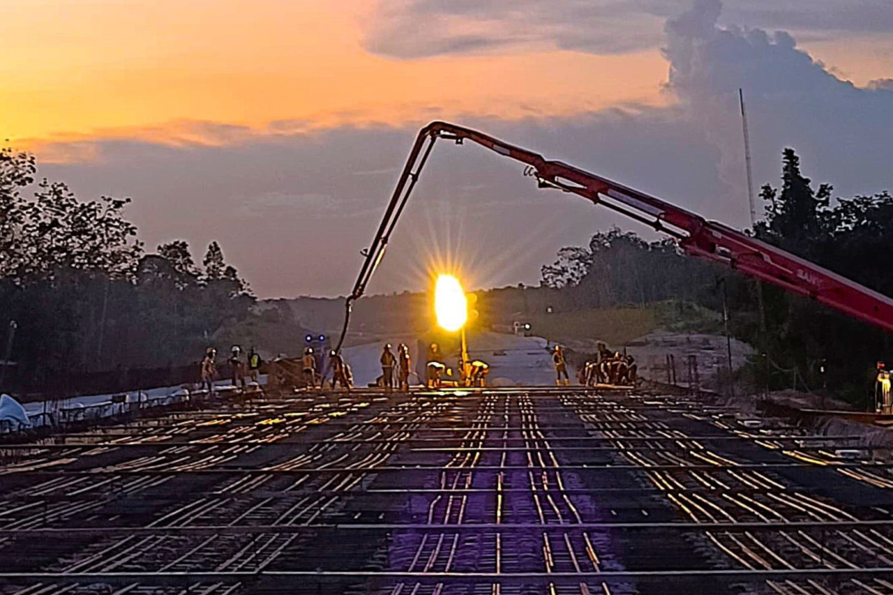 Proses pengecoran deck slab atau pelat lantai jembatan pada proyek pembangunan Jalan Tol Baleno.(Foto: Humas  SIG for jatimnow.com)