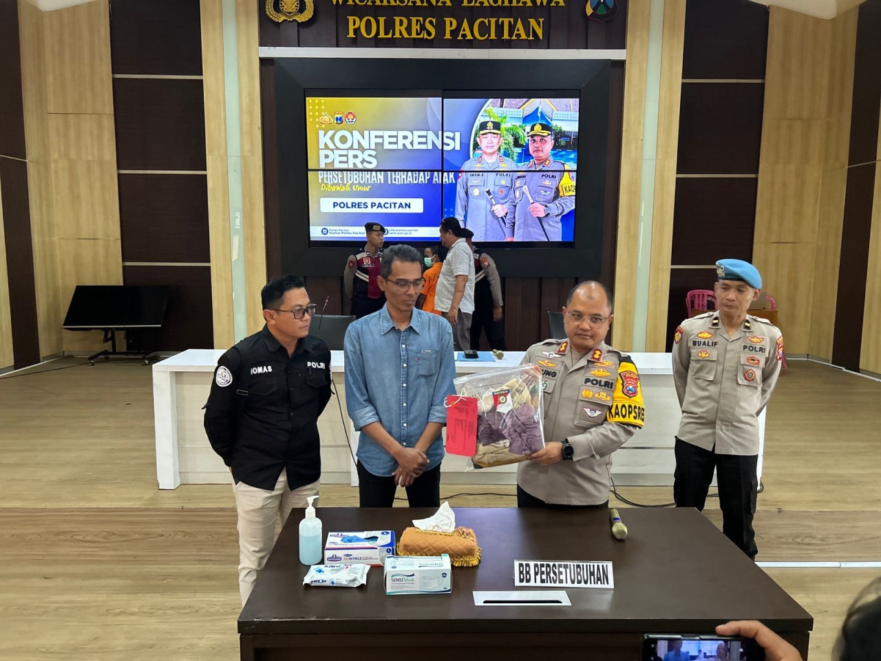 Pria di Pacitan Terciduk Setubuhi Pacar Dalam Kamar Kos