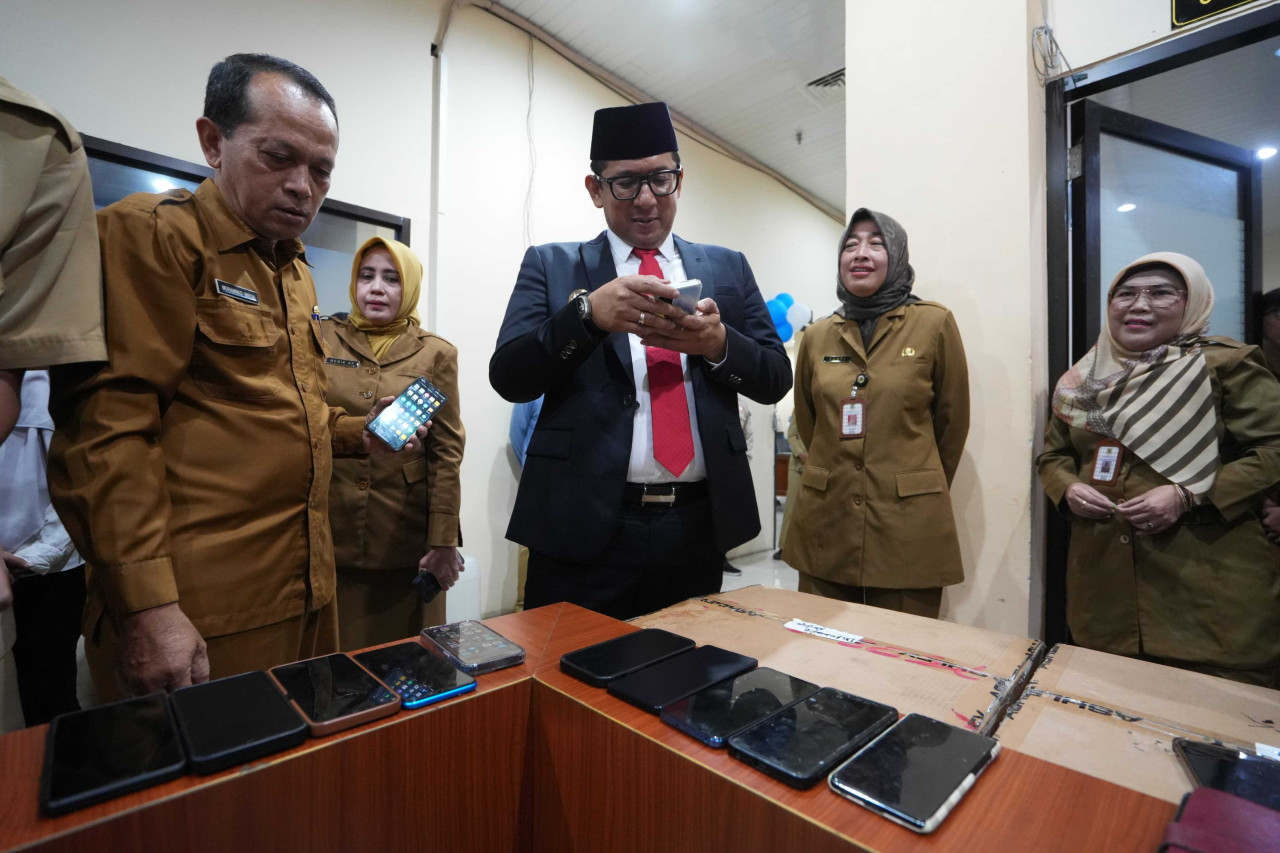 Pj Wali Kota Mojokerto M. Ali Kuncoro saat melakukan sidak ponsel ASN. (Foto: Humas Pemkot Mojokerto for jatimnow.com)