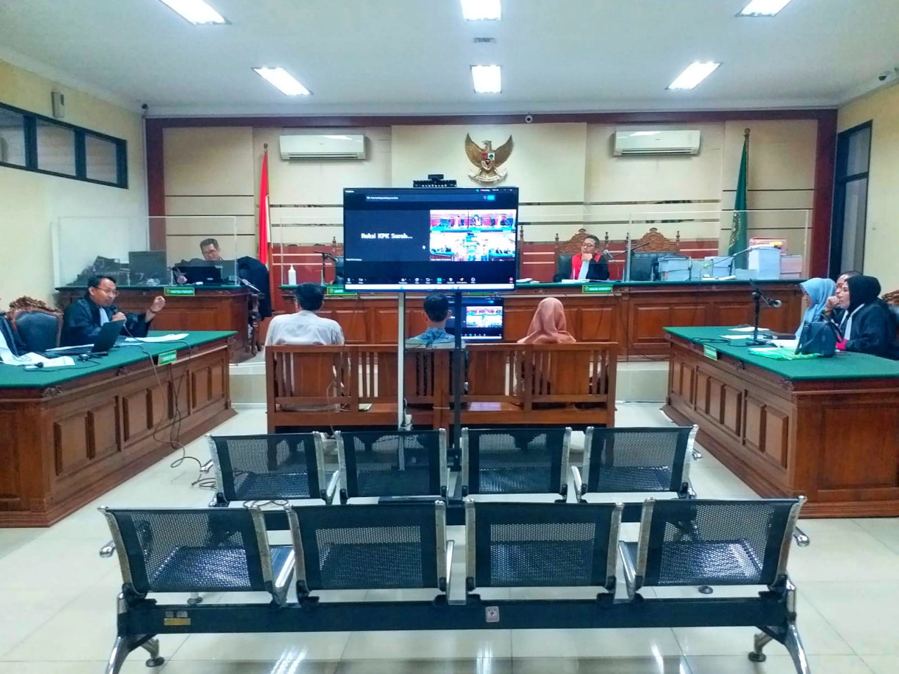 3 orang bersaksi dalam sidang yang menjerat Siska Wati, Kasubag Umum dan Kepegawaian BPPD Sidoarjo, di Pengadilan Tipikor Surabaya, Senin (08/07/2024). (Foto: Ahaddiini HM/jatimnow.com)