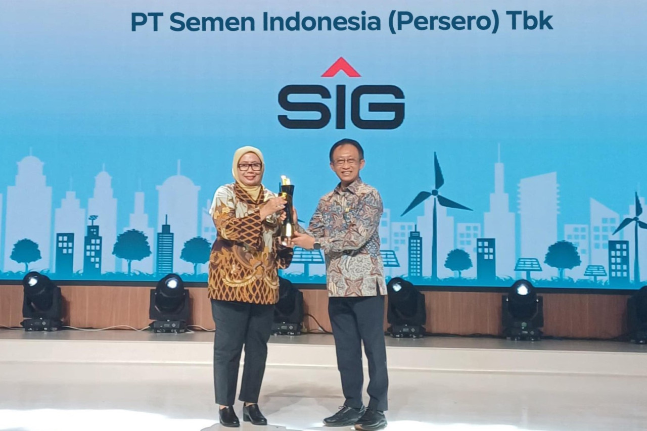 Direktur Operasi SIG, Reni Wulandari saat mewakili SIG menerima penghargaan sebagai pengguna energi berskala besar di sektor industri pada acara Enterprise Customer Gathering yang diselenggarakan oleh PLN. (Foto: Humas SIG for jatimnow.com)