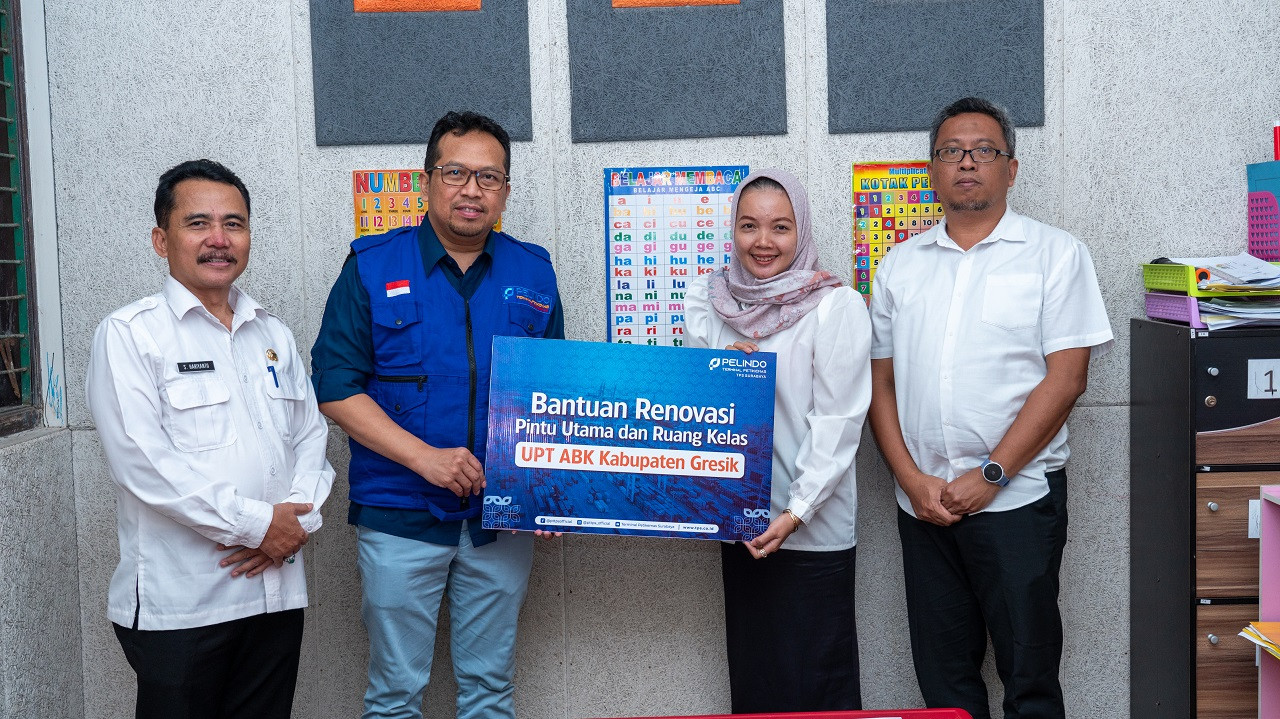 Pemberian bantuan secara simbolis dari Dirut TPS, Wahyu Widodo pada Kepala UPT Layanan Pendidikan UBK, Renyta Yuniarti. (Foto: Dok Humas PT Terminal Petikemas Surabaya for jatimnow.com)