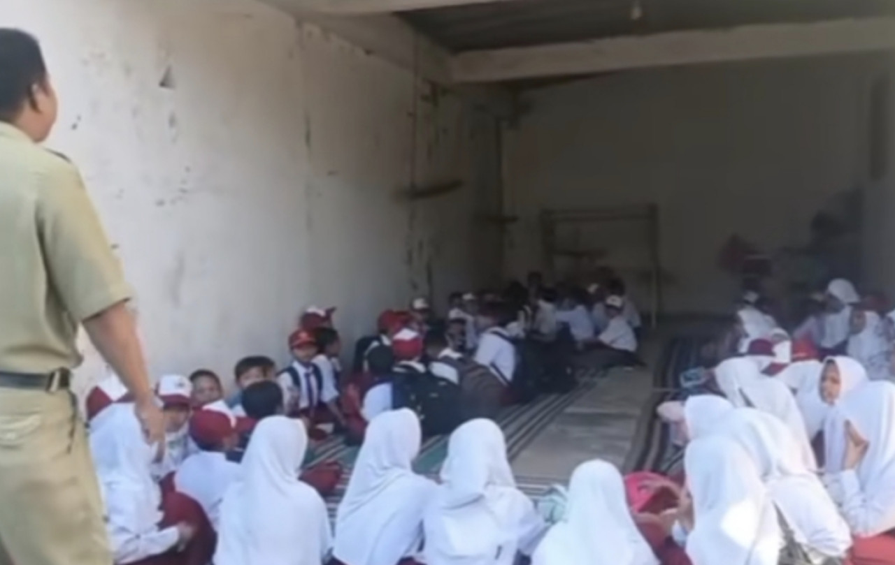 Siswa SDN Tamberu 2 masih belajar di rumah warga hingga hari keempat. (Foto: Fathor Rahman/jatimnow.com)