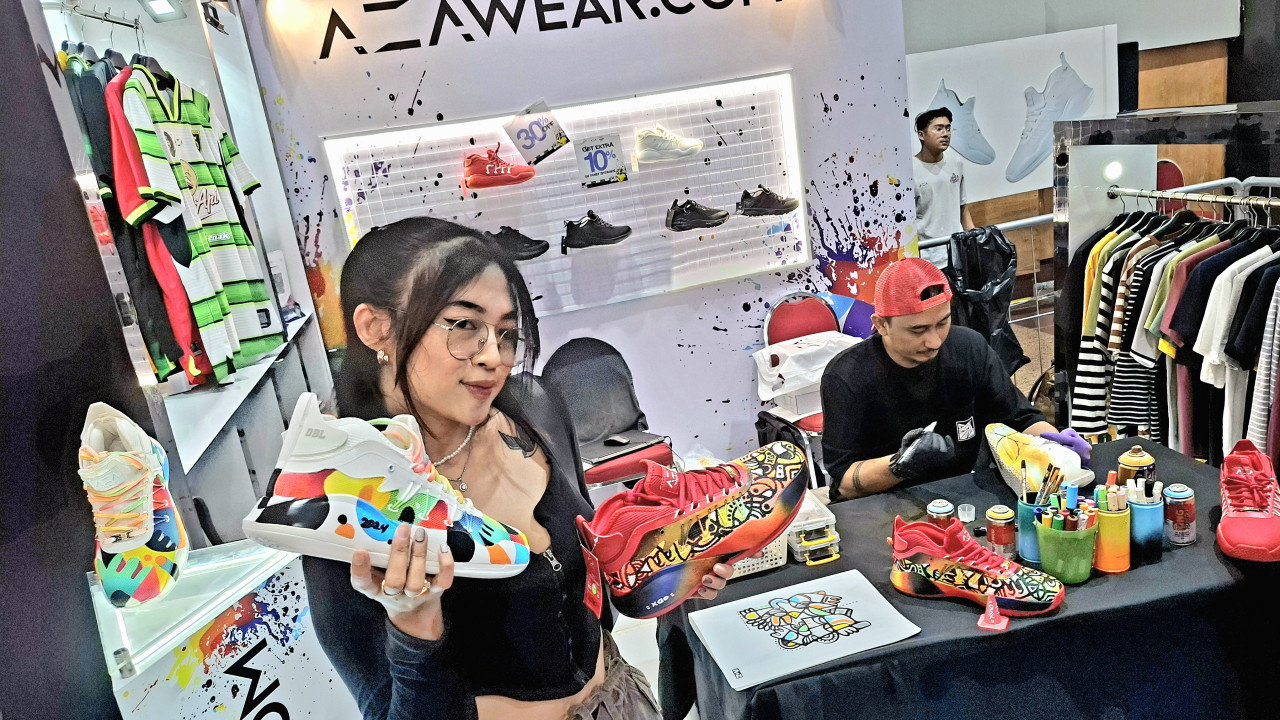 2 Sneakers karya Xgo (topi merah) Wood Dragon (merah) dan New Chapter (sepatu putih) (foto: Ni'am Kurniawan/jatimnow.com)