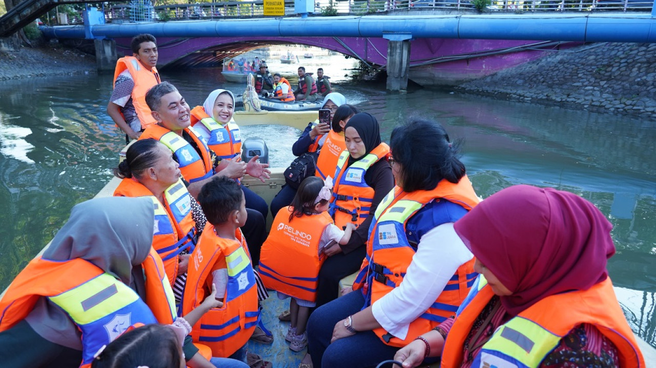 Keseruan susur sungai bersama para Balita di Krembangan. (Foto: Humas PT Terminal Petikemas Surabaya)