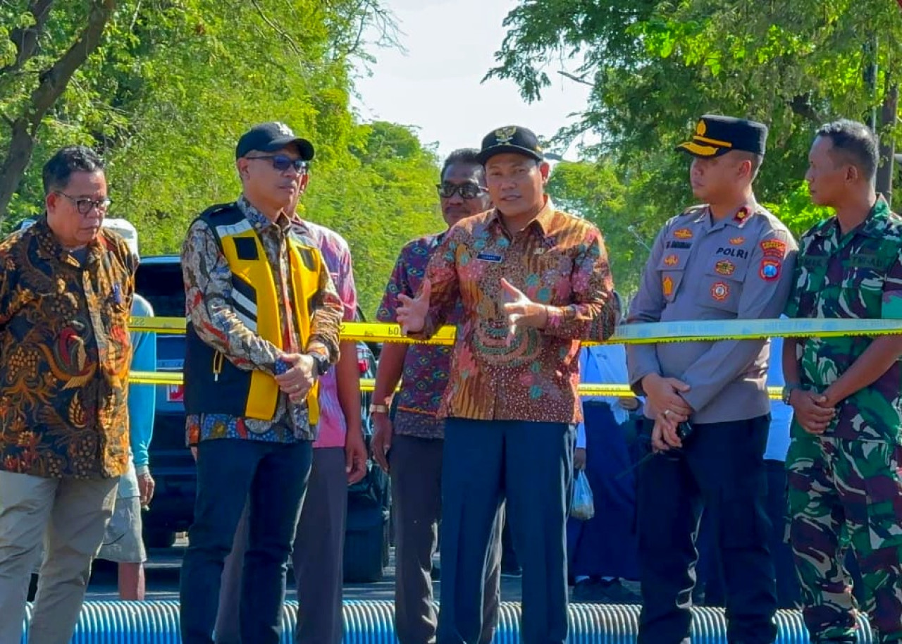 Plt Bupati Sidoarjo, H. Subandi, S.H, M.Kn meninjau langsung Jembatan Desa Kedungpeluk Kecamatan Candi Sidoarjo yang ambruk. (Foto:  Ahaddiini HM/jatimnow.com).