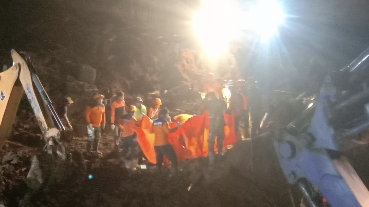 Evakuasi korban tanah longsor di Kesamben Blitar. (Foto: Sukarja/jatimnow.com)