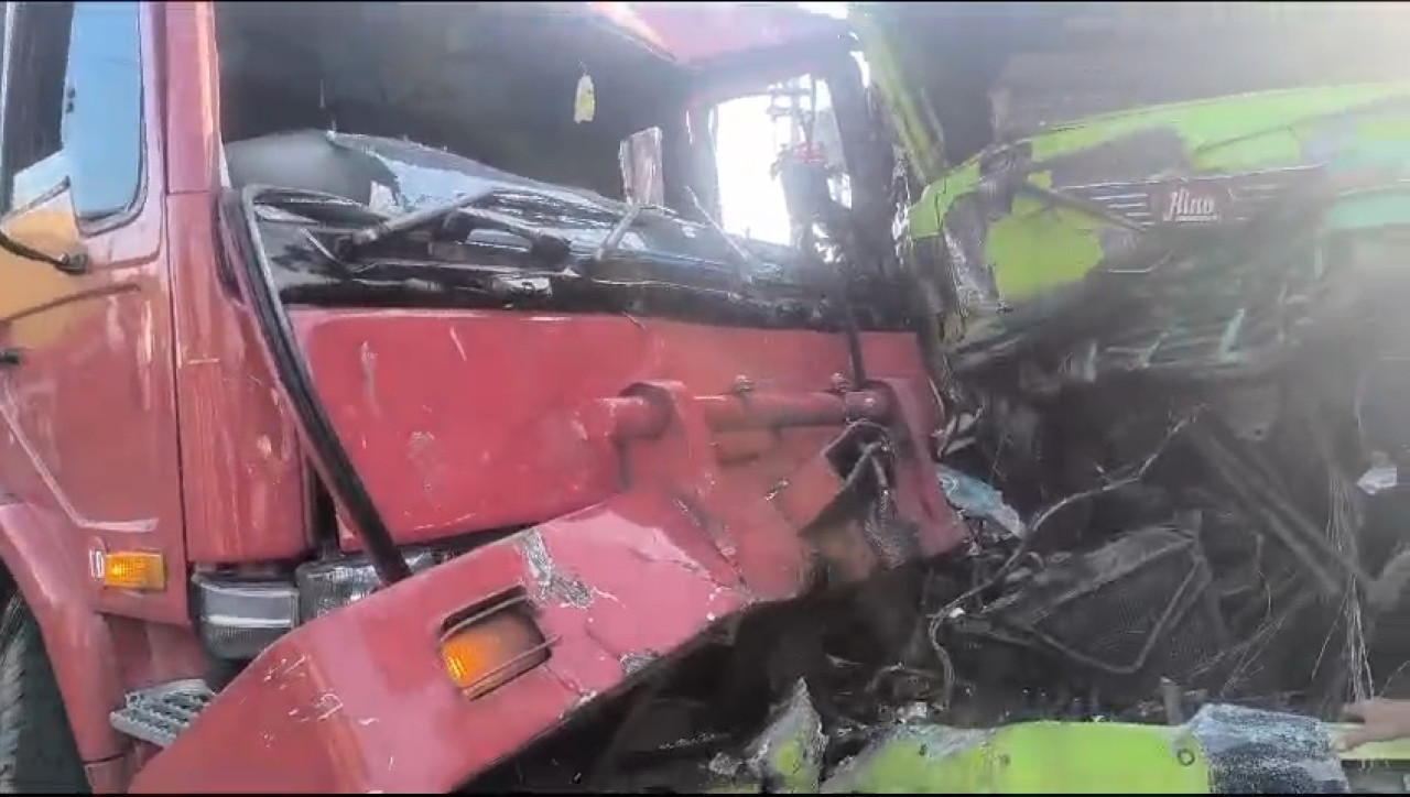 2 kendaraan truk rusak berat akibat laka adu banteng di Lamongan. (Foto : Adyad Ammy Iffansah/jatimnow.com)