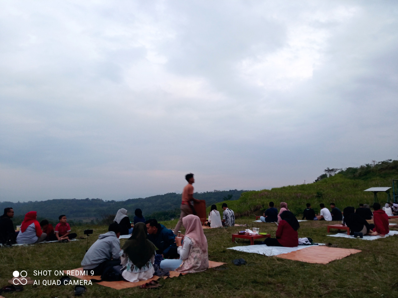 Pengunjung bersantai di lokasi bukit Rembangan (Foto: Sugianto/jatimnow.com)