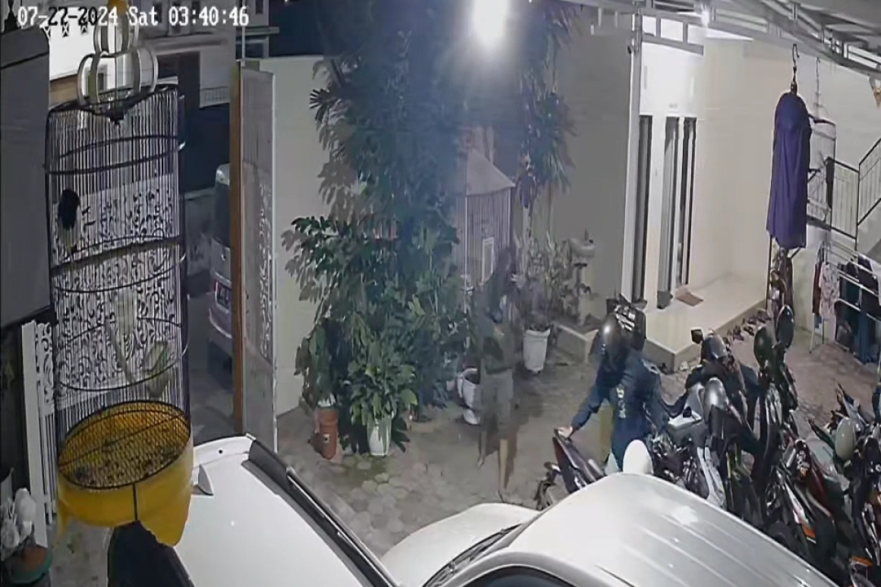Pencuri 2 sepeda motor beraksi di rumah kost terekam CCTV (Foto: tangkapan layar rekaman CCTV for jatimnow.com)