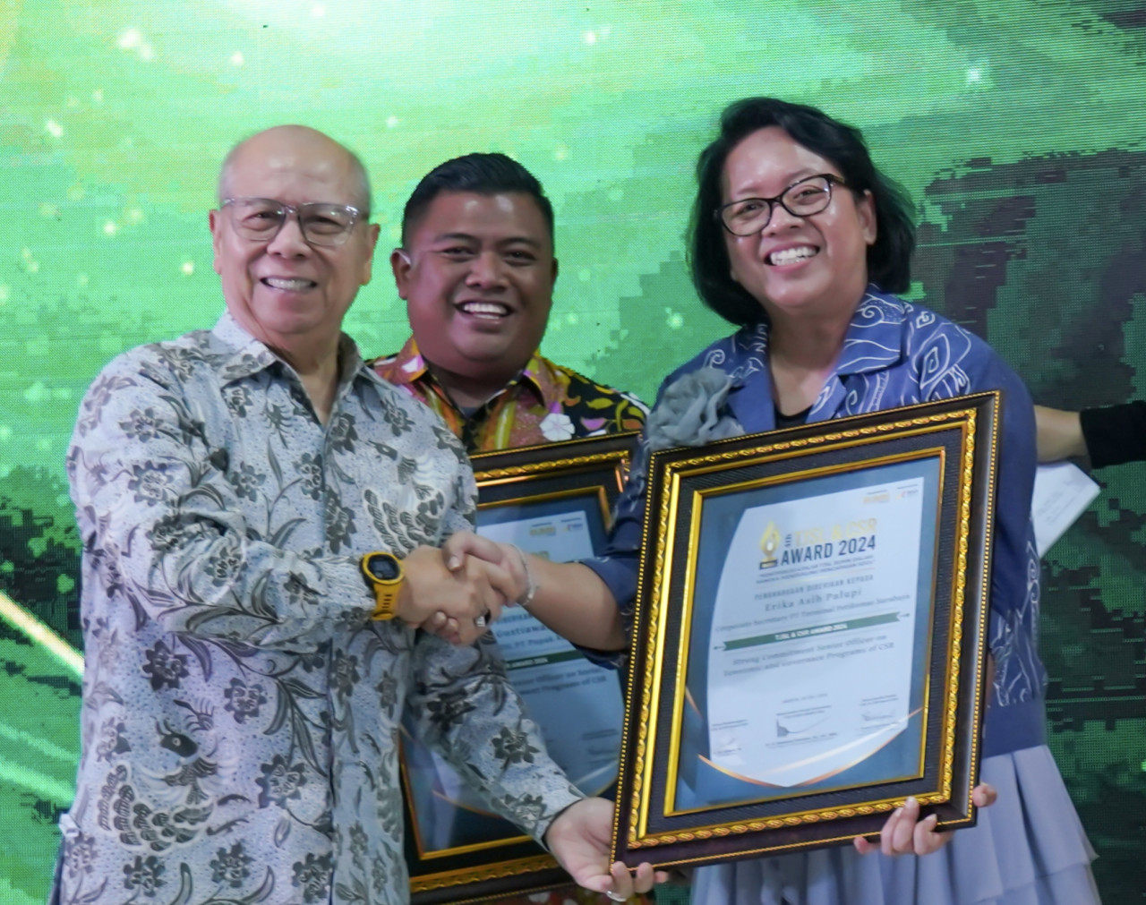 TPS berhasil meraih penghargaan tertinggi dalam TJSL & CSR Award 2024.(dok Humas PT Terminal Petikemas Surabaya for jatimnow.com)