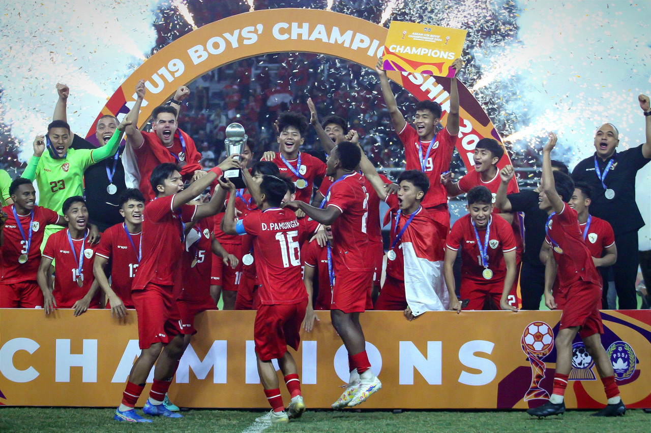 Skuat Garuda Muda merayakan prestasinya menjuarai Piala AFF U-19 2024 setelah mengalahkan Thailand dengan skor 1-0 di Stadion Gelora Bung Tomo Surabaya, Senin (29/7/2024) malam.. (Foto: Sahlul Fahmi/jatimnow.com)