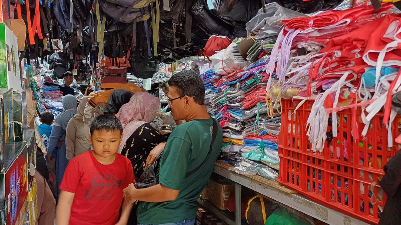 Toko di Pasar Baru Kota Lamongan saat dipadati pembeli yang mencari keperluan sekolah. (Foto: Adyad Ammy Iffansah/jatimnow.com)