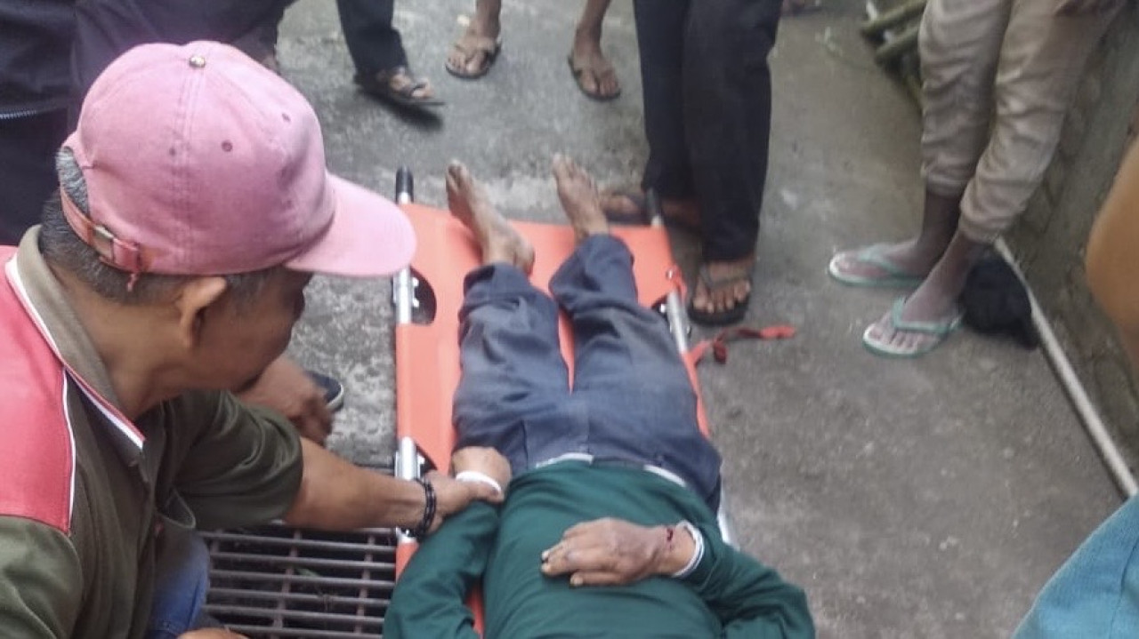 Evakuasi tenaga kebersihan yang tewas terjatuh dari lantai 3. (tangkapan layar warga)