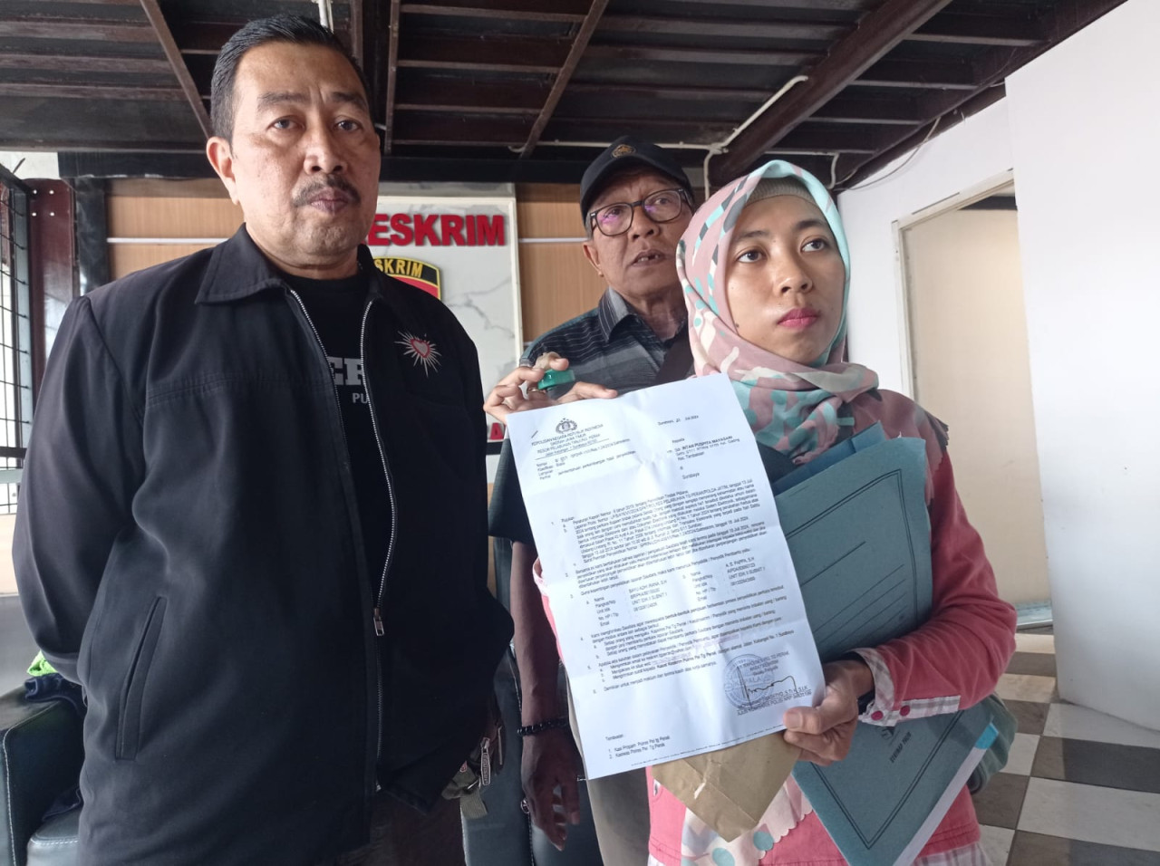 Intan pemilik bakso Ronggolawe di surabaya usai melapor di SPKT Polres Tanjung Perak (dok Angga for jatimnow.com)