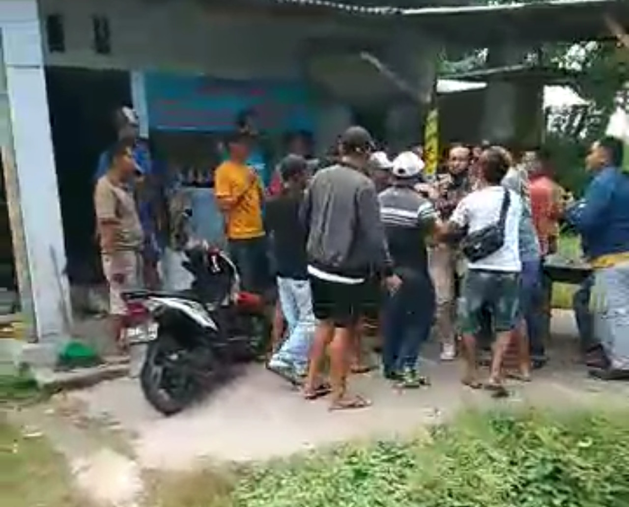 Pria diduga Debt Collector dikepung warga (Foto: tangkapan layar video beredar di media sosial)