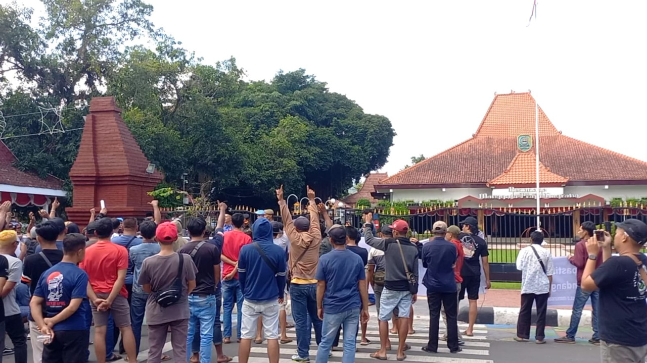 Warga saat menggelar demo di depan Pendopo Manggala Praja Nugraha Trenggalek. (Foto: Bramanta Pamungkas/jatimnow.com)
