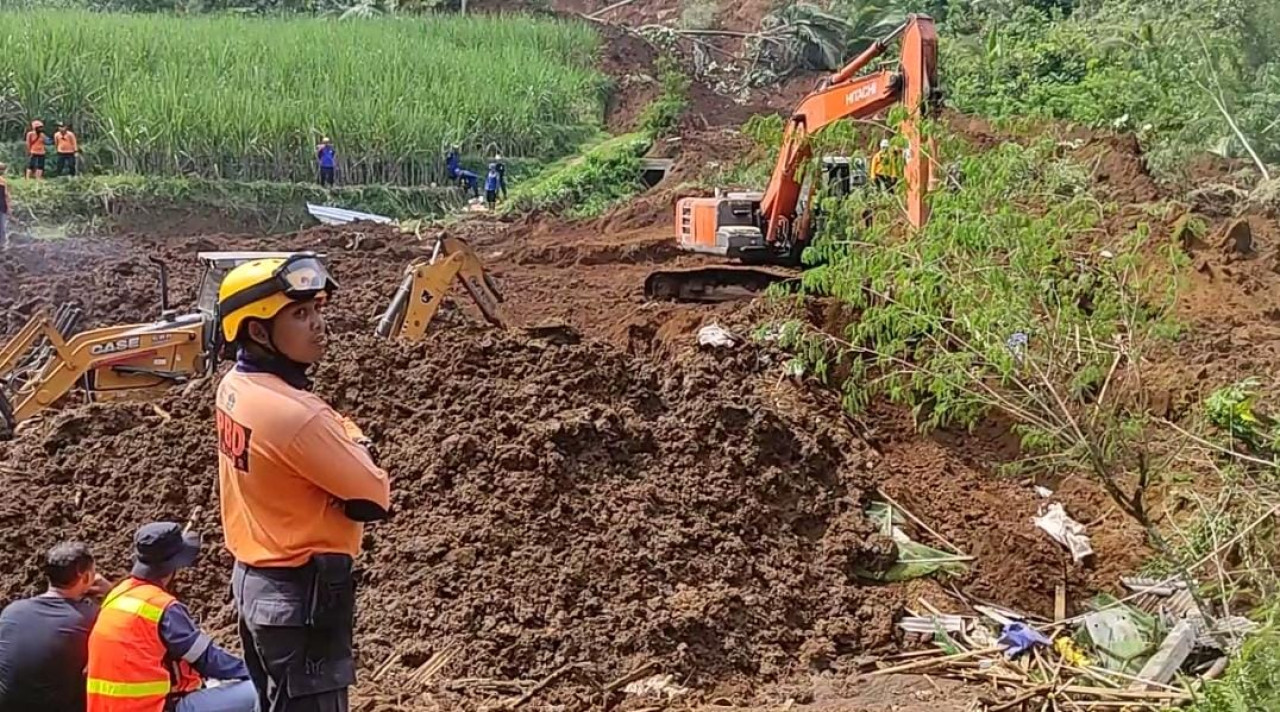 Petugas melakukan pencarian di lokasi longsor. (Foto: Bramanta Pamungkas/jatimnow.com)