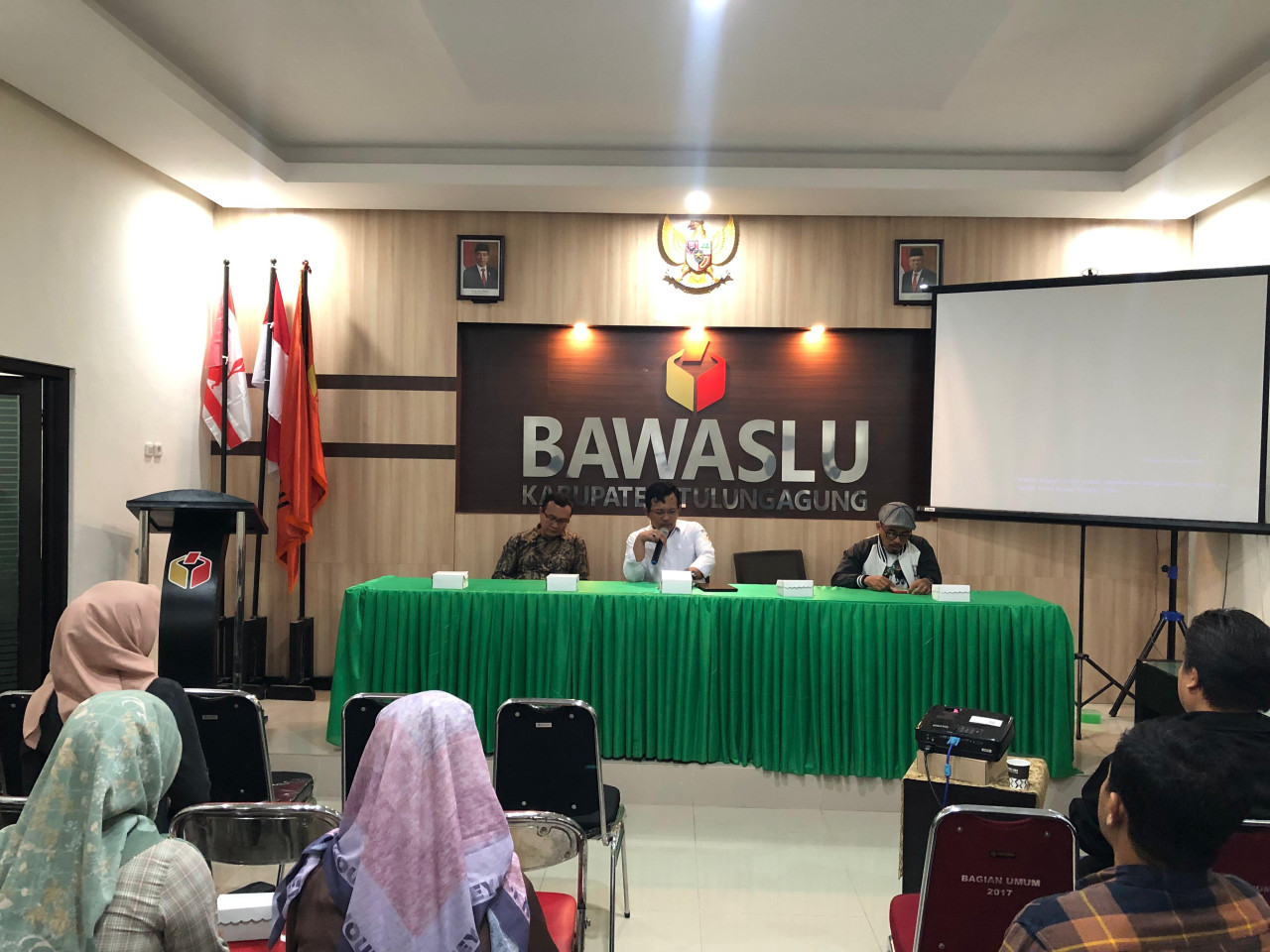 Bawaslu Tulungagung saat melakukan rapat koordinasi. (Foto: Bramanta Pamungkas/jatimnow.com)