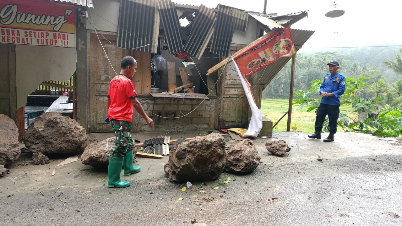 Bongkahan batu material longsor yang merusak warung bakso di Trenggalek. (Foto: BPBD Trengalek)