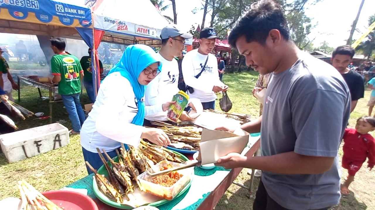 2000 Ikan Bakar Dibagikan Gratis di Pantai Cengkrong Trenggalek