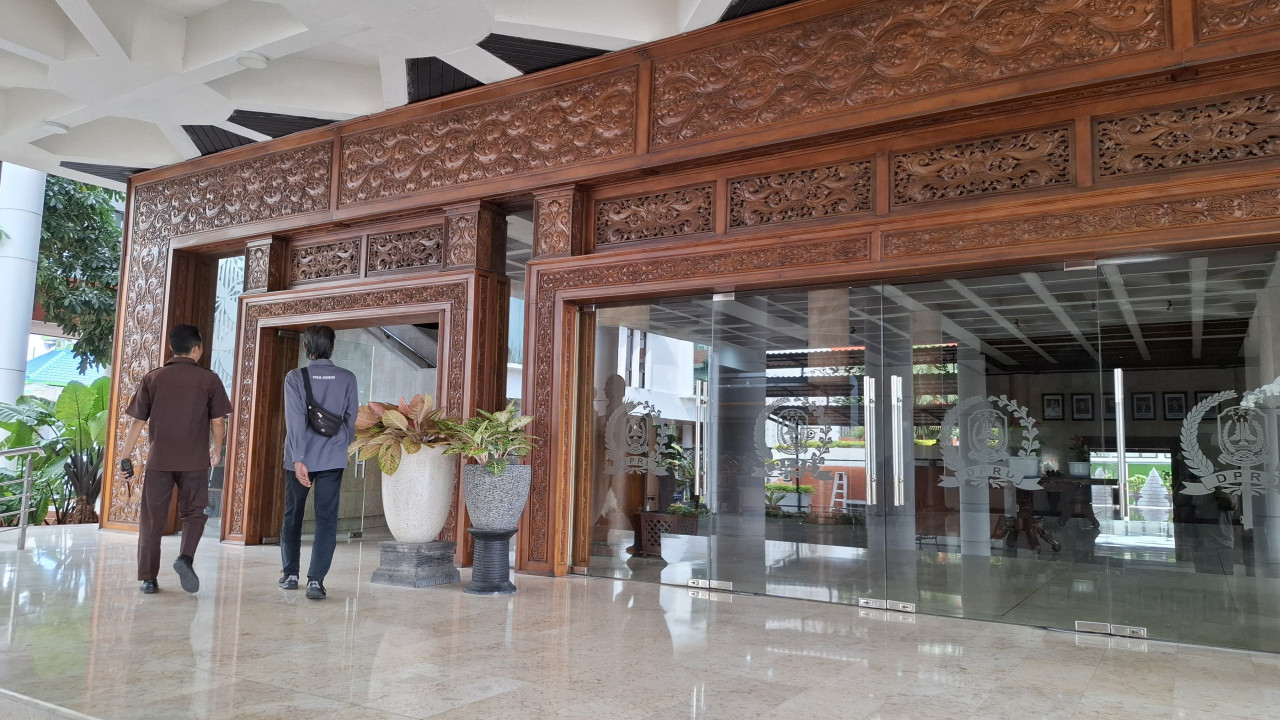 Suasana di depan lobi Kantor DPRD Jatim. (Foto: Ni'am Kurniawan/jatimnow.com)