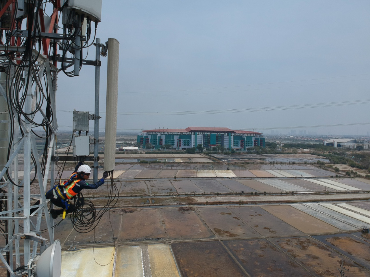 Proses penambahan kekuatan di salah satu tower di sekitar Stadion G10 Nobember menghadapi lonjakan traffic jelang Piala AFF U-19 (foto: XL Axiata for jatimnow.com)