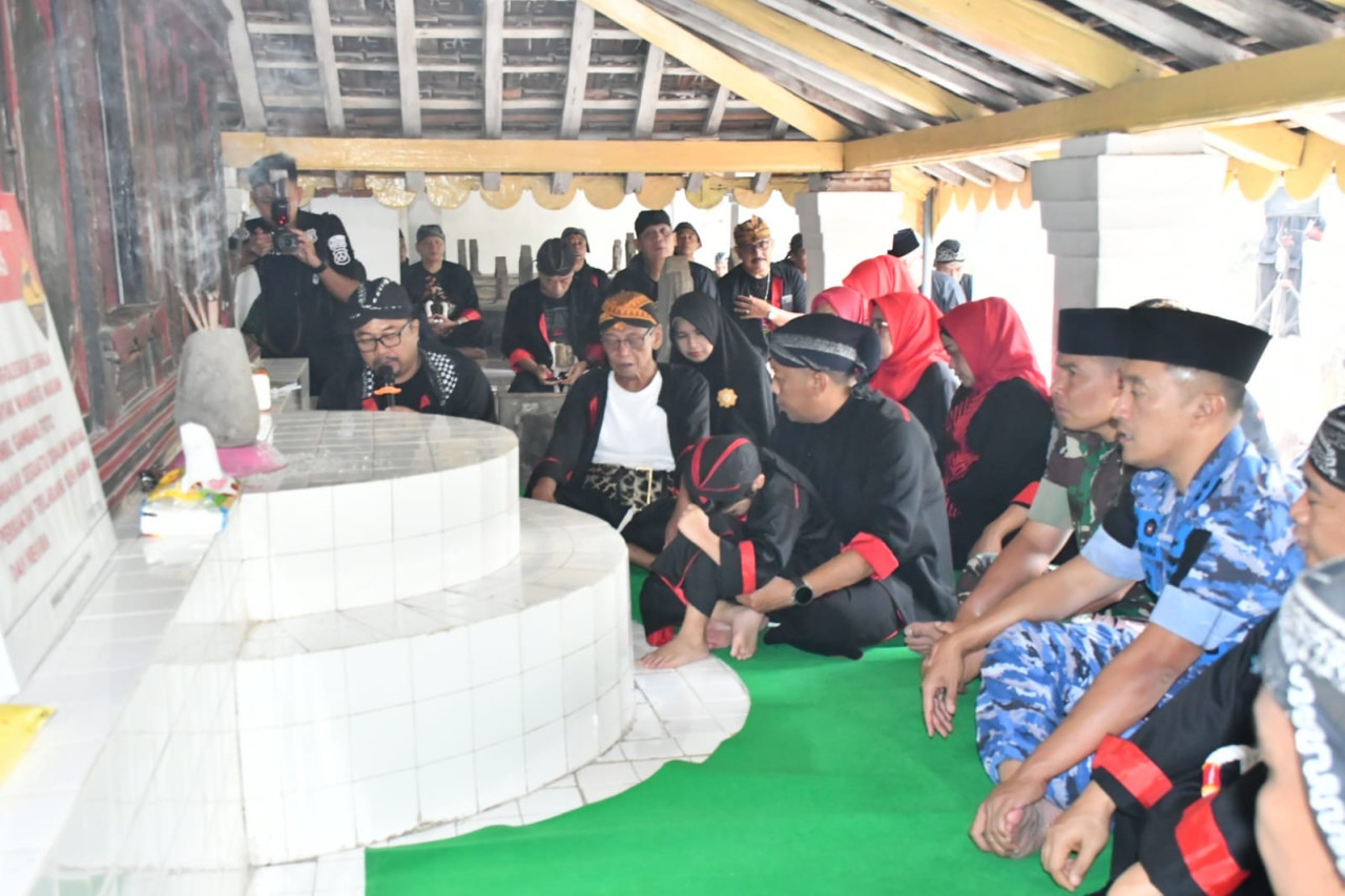 Bupati Ponorogo Sugiri Sancoko saat melakukan ziarah makam. (Foto: Kodim 0802 Ponorogo for jatimnow.com)