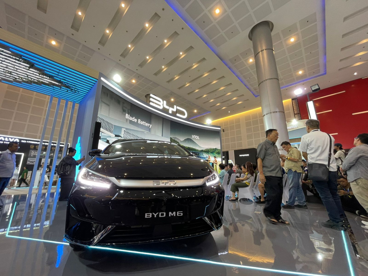 BYD M6 saat dipajang di GIIAS Surabaya 2024. (Foto: Fikri for jatimnow.com)