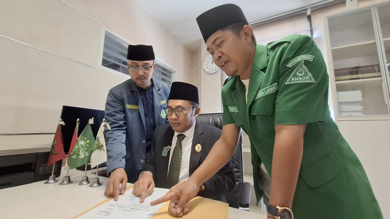 Faridz Afif (tengah) bersama Kader Ansor Surabaya Rizam Syafik (kanan) dan Ketua IPNU Surabaya Cholilurrahman Halim (kiri) (foto: Ni'am Kurniawan/jatimnow.com)
