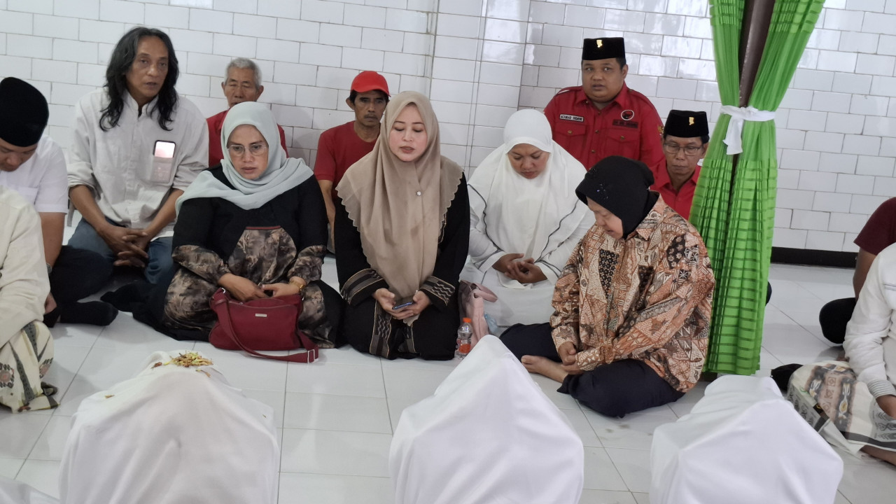 Risma saat ziarah di Makam Sunan Bungkul, di Surabaya (foto: Ni'am Kurniawan/jatimnow.com)